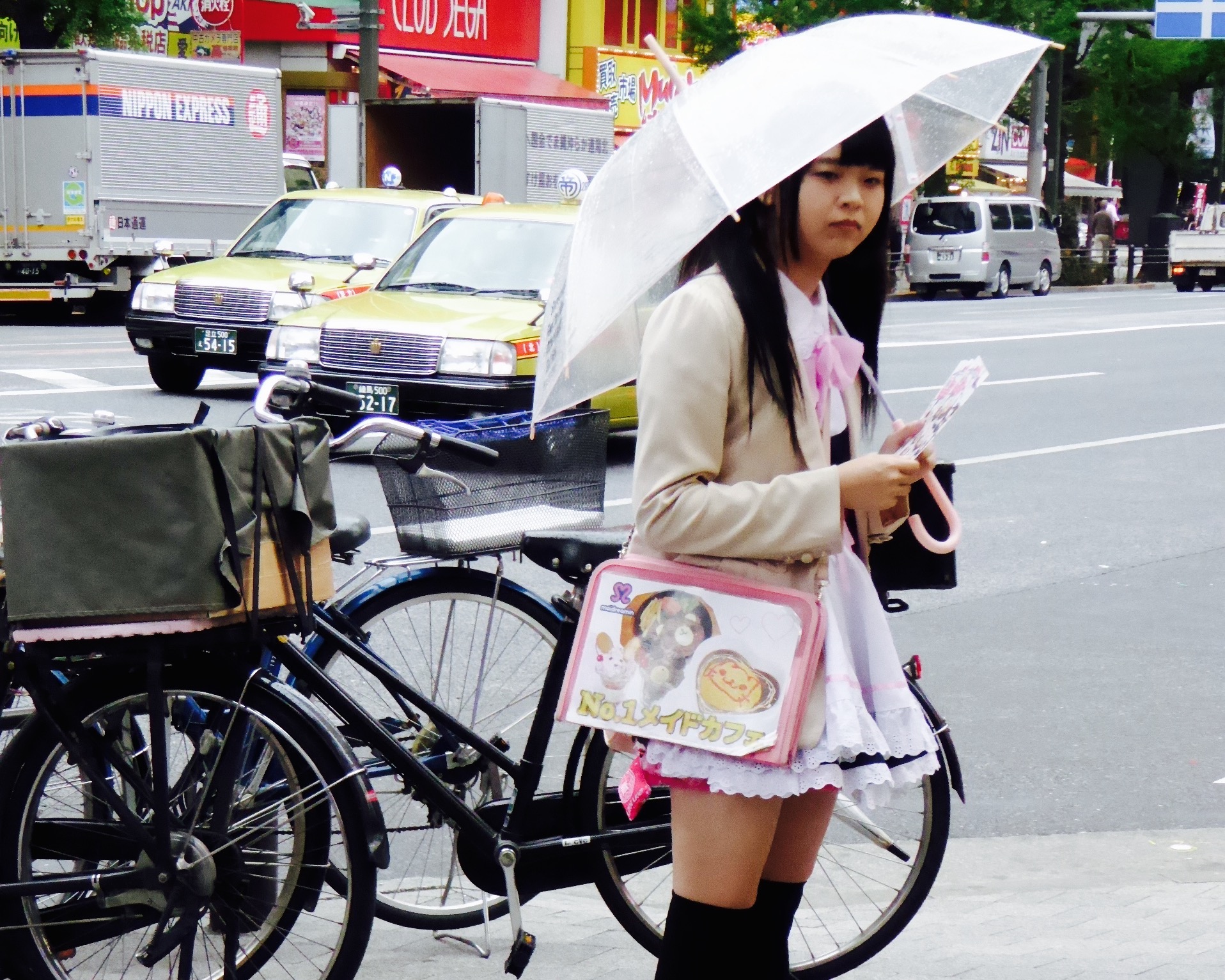  J'ai accompagné Elodie assister au concert d’un groupe d'Idoles à Shibuya. Les Idoles sont de jeunes artistes au physique plutôt avantageux recrutés à l'adolescence par des maisons de disques. Ils ont de multiples casquettes : ils chantent, dansent, animent ou ont décroché des contrats de modèles. Lors de cette soirée, plusieurs groupes se sont succédés sur scène. J'ai vu passer un groupe de cinq Gothic Lolita, trois écolières jouant la carte du Kawaii et trois nanas dont le thème du groupe est celui des pizzas. Imaginez un peu, l’une d’elle porte comme sobriquet : Pepperoni ! Sur la piste, les hommes et garçons se déchaînaient avec plus ou moins de conviction selon le groupe : des otakus. Le groupe favori d'Elodie s'appelle Chubbiness. Sur scène, elles sont dix de toutes tailles et morphologies. Chubbiness revendique le droit pour les jeunes de se sentir bien dans son corps et de trouver un équilibre entre vie saine et excès. Chaque membre du groupe est identifié par une couleur distincte et chacune semble avoir un rôle bien défini : le chant, la danse ou encore l’animation du public entre deux morceaux. A la fin de leur concert, nous avons regagné le bar où une file attendait devant le stand des Chubbiness pour acheter câlins, photos et moments de discussion privilégiés avec les groupe. Elodie m'a jeté un regard contrit avant de me dire : « bon allez, je vais faire ma groupie ! ». Je l'ai regardé s’éloigner dans la foule et aborder la Chubbiness verte.