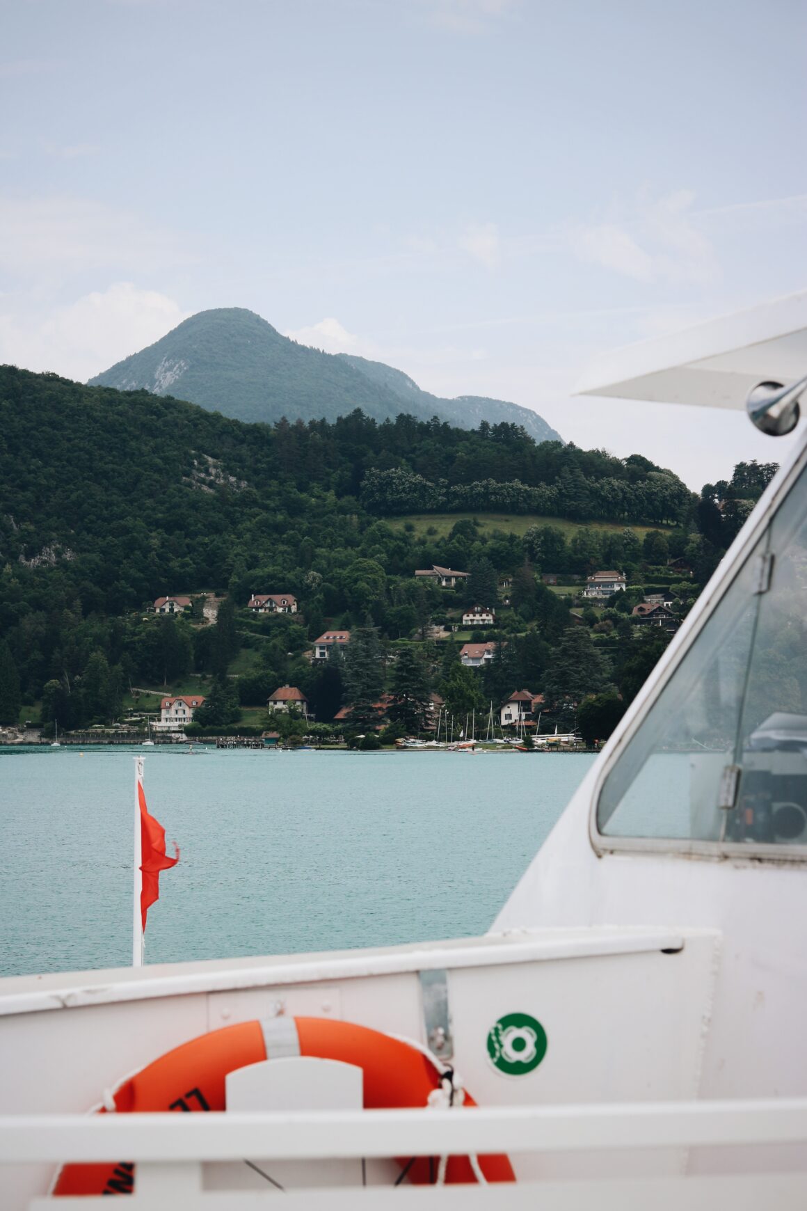 Visiter Annecy en Famille - Naviguer sur le lac