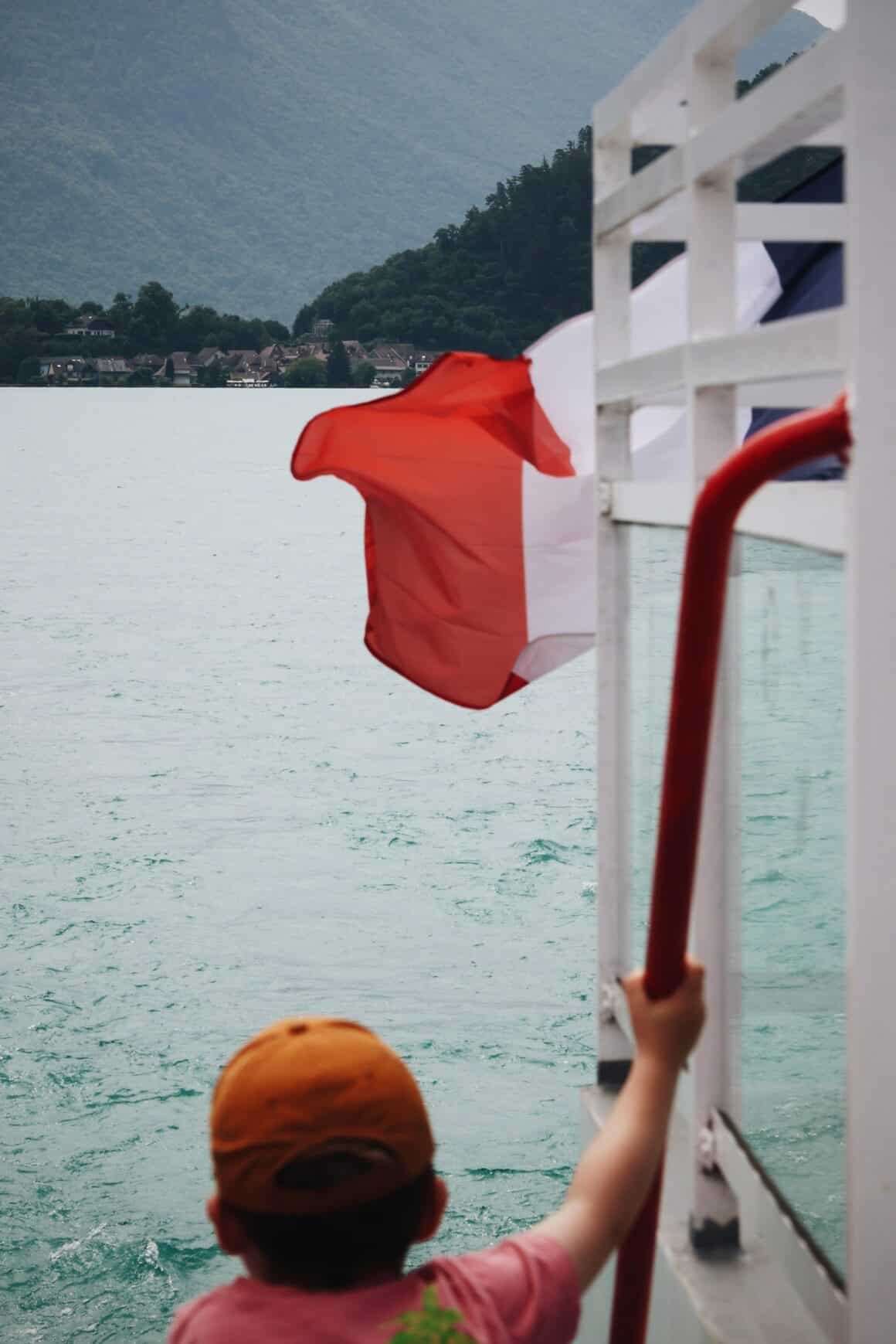 Visiter Annecy en Famille - Naviguer sur le lac