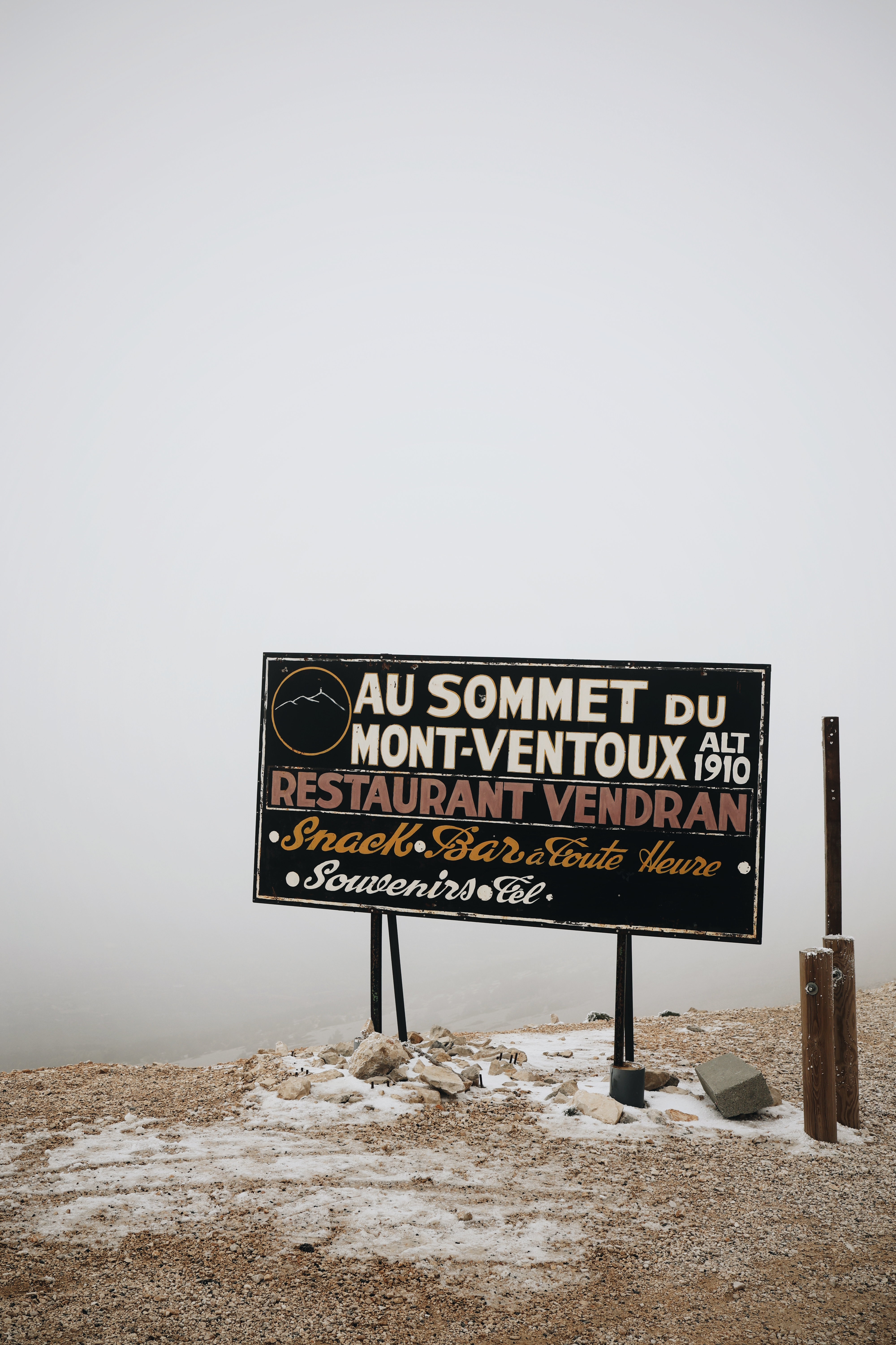 Grimper au sommet du Mont-Ventoux près de Vaison-La-Romaine